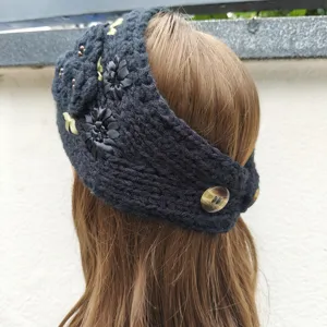 Fascia in maglia nera con ricamo di fiori in nastro, accessorio per capelli vintage.