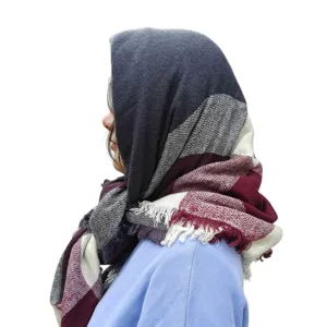 Klassischer Karoschal für Damen, warmes Stricktuch und modisches Kopftuch Accessoire.