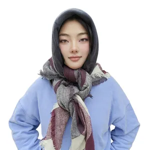 Nahaufnahme eines karierten Schals im britischen Stil als warmer Kopfwickel und Wintertuch.