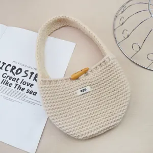 Borsa a mano in maglia beige graziosa borsa all'uncinetto con bottone in legno e etichetta.