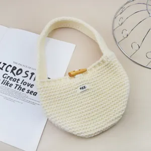 Borsa a mano beige in maglia crochet con chiusura a toggle in legno, design minimalista chic.