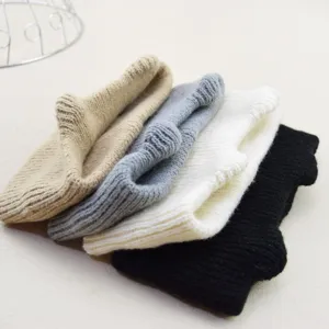 Vista dettagliata di fasce per capelli in maglia con orecchie di gatto, calde invernali.