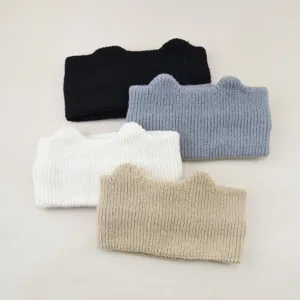 Dettaglio fascia orecchie di gatto in maglia, morbida trama e bel accessorio invernale.
