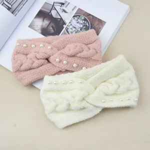 Detalle de diadema de punto de perlas acogedor, cinta ancha y cálida para el invierno.