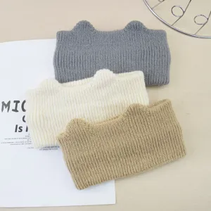 Vista dettagliata di fasce per capelli in maglia con orecchie di gatto grigie, beige, morbide.
