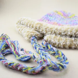 Bunte flauschige Strickmütze mit geflochtenen Quasten und Plüsch Ohrenklappen Winter