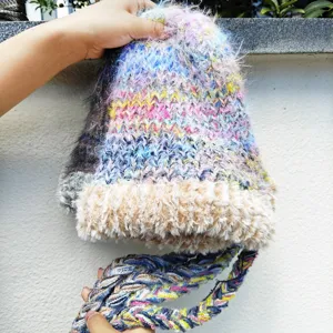 Bunte Dopamin-Strickmütze im Slouchy-Stil mit Plüsch-Ohrklappen und geflochtenen Quasten.