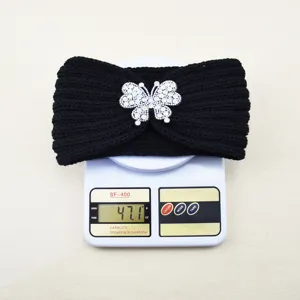 Schwarzes Strickstirnband mit buntem Strass-Schmetterling, bequemes Haarteil für den Winter.