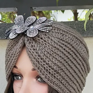 Cozy knitted beanie hat for women, winter warm rhinestone flower turban cap grey.