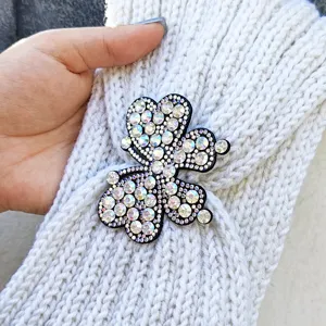 Weißes Strickstirnband mit glitzerndem Strass Vierblatt-Kleeblatt für warme Tagesmode.