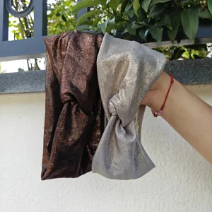 Nahaufnahme von metallischen Knoten-Haarbändern in Bronze und Silber für den Alltag.