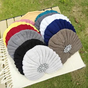 Bonnet turban tricoté multicolore avec broche en strass, bonnet d'hiver chaud et élégant.
