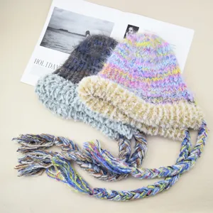 Bunte flauschige Strick-Trapper-Mütze mit langen geflochtenen Quasten, warme Winterplüschmütze.