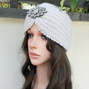 Vue détaillée de l'élégant bonnet turban en tricot strass, chaud et confortable hiver.