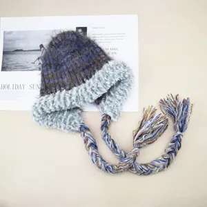 Bunte Plüsch Strickmütze mit Ohrenklappen und geflochtenen Quasten warme Wintermütze gut