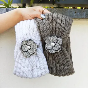 Πλεκτό μάλλινο headband με στρασ καμέλια και πέρλα για κρύο φθινόπωρο και χειμώνα.