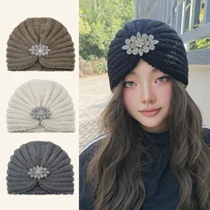 Bonnet Beanie en Tricot de Polyester Style Ins pour Femmes Élégant Chapeau Turban de Fleur en Strass Thermique Coupe-vent Automne Hiver pour Quotidien