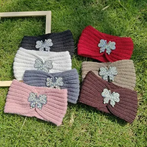 Detailansicht des bunten Strass-Schmetterlings-Stirnbands, warmer Winter-Haarspange.