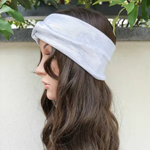 Detailansicht des glänzenden metallischen Kreuzstirnbandes für Sport, Make-up und Gesichtsreinigung.