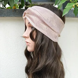 Schimmerndes gedrehtes Stirnband für Damen, elegantes Metallic Haarband im Alltag.