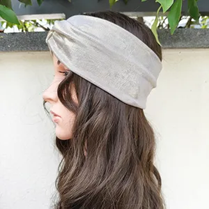 Glänzendes silbernes Twist-Stirnband Detail, stilvolles Haaraccessoire für Sport und Alltag.
