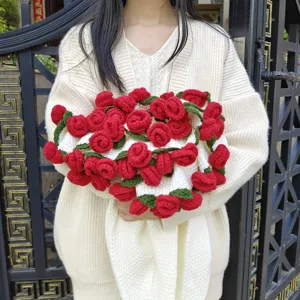 Coperta plaid all'uncinetto fatta a mano con rose rosse e foglie verdi su tessuto bianco