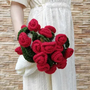 Coperta di rose all'uncinetto fatta a mano, plaid floreale lavorato a maglia per la casa.