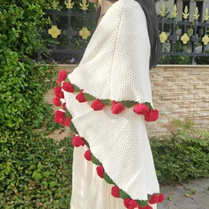 Coperta scialle in maglia bianca fatta a mano, mantella floreale creativa per un calore accogliente.