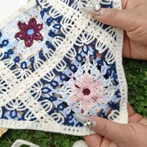 Nahaufnahme Detail bunte gehäkelte Blumen Dreieck Haarband Vintage Stil Strick Accessoire