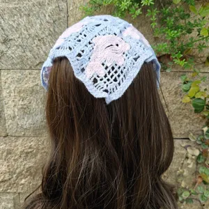 Sciarpa triangolare lavorata a maglia, fascia rosa con delfino, grazioso copricapo pastorale.