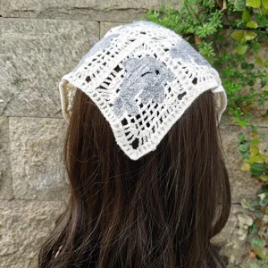 Fascia per capelli a triangolo in filo lavorato a maglia con disegno di delfino dolce