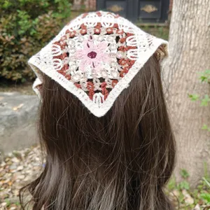 Detailansicht gehäkeltes Blumenmuster Dreieck Kopftuch, Vintage Strick Haarband Stil.