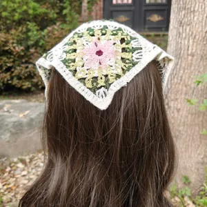 Gehäkelte Blumen-Dreiecks-Kopftuch, retro gestricktes Haarband für Damen und stilvolle Alltagsmode.