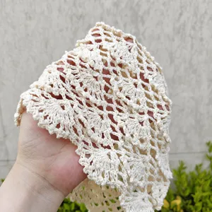 Bonnet en tricot crochet fait main, chapeau ajouré style bohème vintage pour femme.