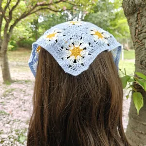 Hermoso pañuelo de punto vintage para el cabello, bandana de ganchillo con margaritas.