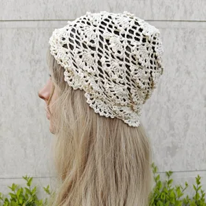 Gros plan détail du bonnet en tricot ajouré beige au crochet de style rétro vintage.