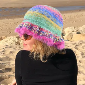 Berretto da Donna Vintage Sfumatura Arcobaleno in Acrilico Lavorato a Maglia Caldo a Righe Uncinetto Cappello alla Pescatore Autunno Inverno