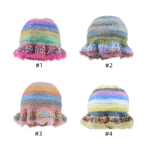 Dettagli cappello secchiello lavorato a maglia soffice a righe, variante invernale calda.