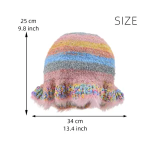 Dettaglio cappello peschereccio lavorato a maglia arcobaleno, bordo soffice colorato lana inverno.