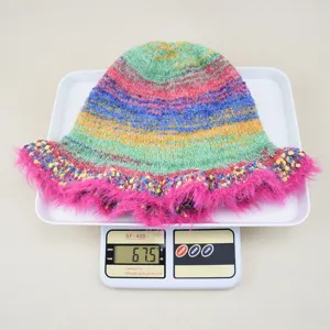 Cappello a secchiello in maglia arcobaleno da donna, bordo in peluche caldo invernale