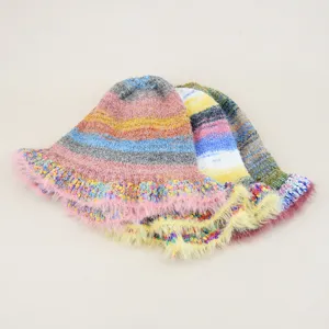 Dettagli in primo piano del cappello alla pesciera in maglia sfumata con tesa soffice.
