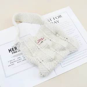Bolso de mano de punto beige con diseño plisado único, textura suave para otoño e invierno.