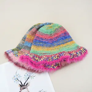 Cappello a secchiello in maglia arcobaleno colorato con bordo in peluche per autunno inverno.