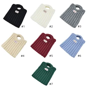 Minimalistische Zopfstrick Handtasche mit rundem Griff, stilvolle und vielseitige Wolltasche.