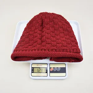 Comodo berretto in maglia rossa vintage a quadri, cappello caldo in lana uncinetto.