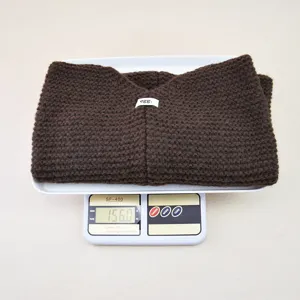 Braune Stricktasche Detail Gewicht 156g, weiche Wolle Material Textur Nahaufnahme.