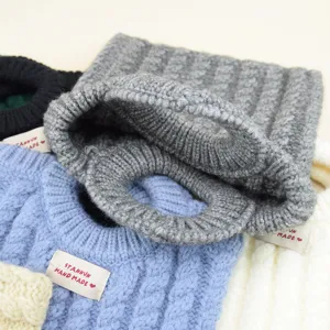 Gestrickte Wollhandtasche mit weicher Zopfmusterstruktur, stilvolle Alltagstasche in Farben.