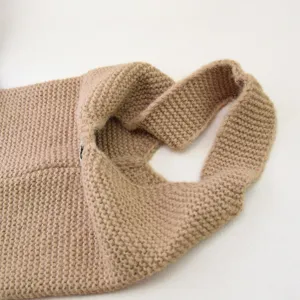 Detailansicht der gemütlichen braunen Strick-Umhängetasche, weiche Winter-Wollhandtasche.