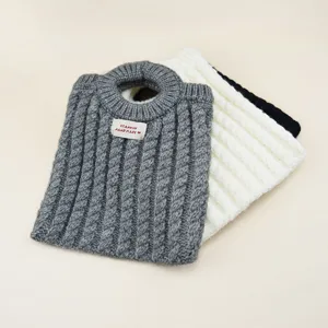 Detailansicht der stilvollen Zopfmuster Handtasche mit weicher Wolle und rundem Griff.