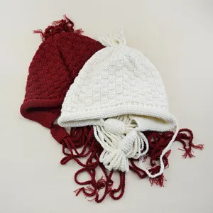 Vista dettagliata del berretto lavorato a uncinetto con nappe, cappello invernale caldo.